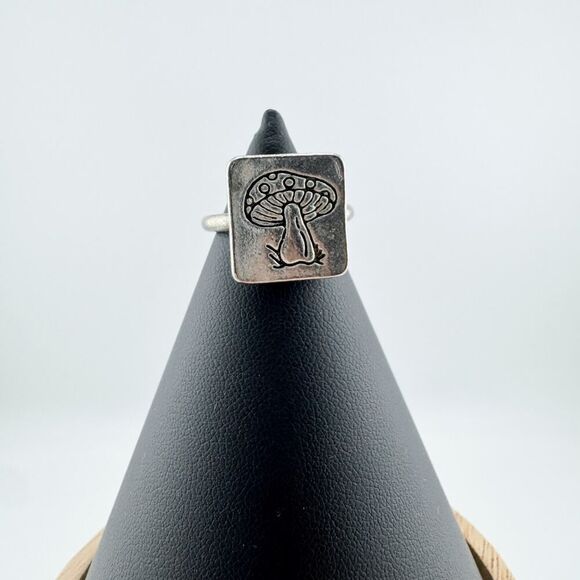 Vintage Engraved Mushroom Ring Fairycore Statement Retro Charm Cottage - Picture 3 of 8